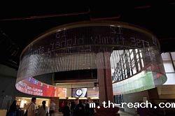 伦敦博物馆这面LED显示墙采用了透明模克隆管,内装有线性LED单元,保护显示墙免受外界的影响