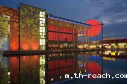 位于德国莱比锡的Nova Eventis商场的灯光每年随着季节的变换而调节。整套照明的最大亮点是这座12米高的发光球体,由宝克力LED系列产品制成